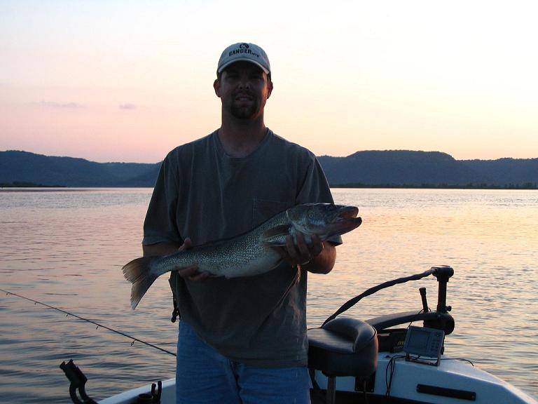 29" pool 8 mississippi walleye