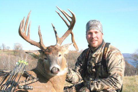 Buffalo County, Wisconsin, 166 2/8 net non-typical ~ 10 inch drop tine, taken on 11-08-09