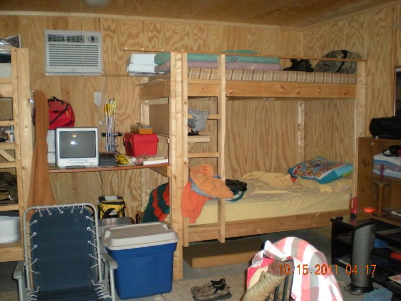 Hunt'in cabin bunk